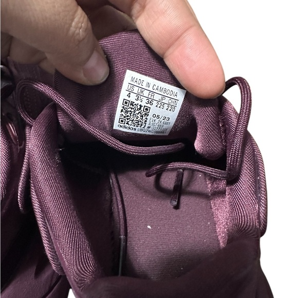 Adidas ozelia shoes maroon color size 4 - Picture 4 of 5